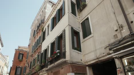 Spaziergang-Durch-Die-Straßen-Der-Historischen-Stadt-Mit-Traditionellen-Gebäuden-In-Venedig,-Italien