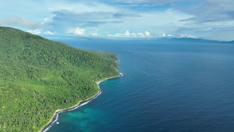 Isla-Weh,-Conocida-Por-Su-Terreno-Montañoso-Y-Su-Exuberante-Vegetación-Tropical