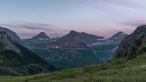 Timelapse,-Amanecer-Sobre-Los-Picos-Del-Parque-Nacional-Glaciar,-Montana-Usa-En-La-Temporada-De-Verano