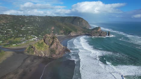 Lion-Rock-Mit-Wellen-Auf-Der-Tasmansee