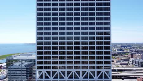 Luftaufnahme-Eines-Krans-Beim-Erklimmen-Der-Stockwerke-Des-US-Bank-Towers-