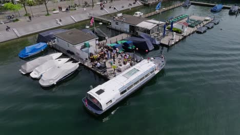 Drohnenaufnahme-Aus-Der-Umlaufbahn,-Die-Ein-DJ-Set-Auf-Einem-Pier-Im-Zentrum-Von-Zürich-Zeigt