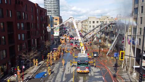 Feuerwehrleute-Reagieren-Auf-Einen-Massiven-Brand-In-Einem-Städtischen-Gebäude