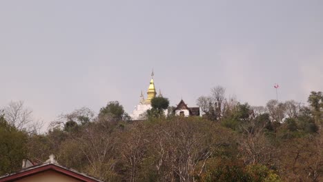 Pagodas-Doradas-En-La-Colina-Phousi-En-Luang-Prabang,-Laos-Viajando-Por-El-Sudeste-Asiático