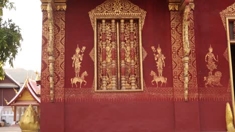 Diseños-Rojos-Y-Dorados-En-El-Exterior-Del-Templo-Budista-En-Luang-Prabang,-Laos,-Viajando-Por-El-Sudeste-Asiático.