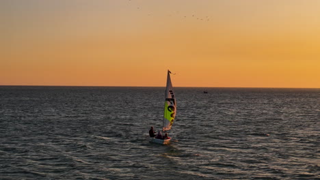 Hermosos-Y-Románticos-Paseos-En-Velero-Al-Atardecer-En-La-Bahía-De-Mui-Ne,-Vietnam