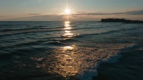 Sonnenuntergang-über-Owen-Sound-Mit-Sanft-Ans-Ufer-Plätschernden-Wellen,-Goldene-Stunde-Beleuchtung