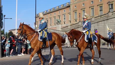 Desfile-De-La-Guardia-Nacional-A-Caballo-Por-El-Palacio-De-Estocolmo,-Cámara-Lenta