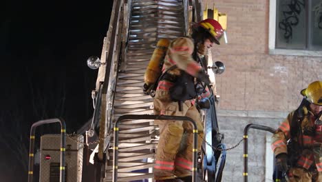 Feuerwehrleute-Steigen-Leiter-Hinunter,-Nachdem-Sie-Den-Brand-Eines-Verlassenen-Gebäudes-Bekämpft-Haben