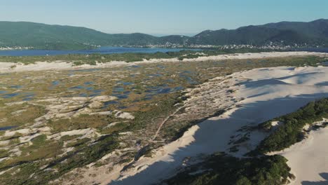 Un-Paisaje-De-Las-Dunas-De-Arena-De-Joaquina-En-Florianópolis-Retrata-Un-Entorno-Mágico-En-La-Isla-Más-Famosa-De-Brasil.