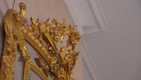 Langsame-Einstellung-Eines-Teuren,-Goldenen,-Detailreichen-Spiegels,-Der-In-Einer-Villa-Hängt