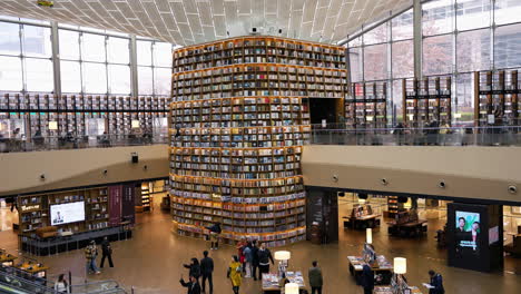 Tourists-Inside-The-Byeolmadang-Library-Within-The-COEX-Shopping-Mall-In-Suwon,-South-Korea