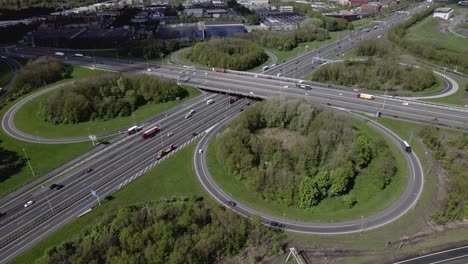 Komplette-Luftaufnahme-Des-Niederländischen-Transitkreisverkehrs-Hoevelaken-Kreuzung-In-Der-Nähe-Von-Amersfoort-Mit-Grüninseln