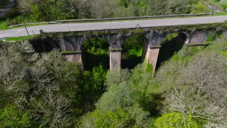 Cruzul-Brücke-über-Den-Fluss-Naron-Mit-überwuchertem-Laub-In-Becerrea,-Lugo,-Spanien