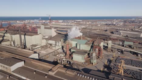 Industriegebiet-In-Hamilton,-Ontario-Mit-Fabriken-Und-Schornsteinen,-Luftbild
