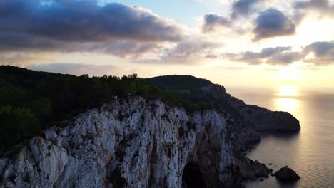 Sonnenuntergang-Auf-Ibiza-Mit-Blick-Auf-Eine-Felsige-Klippe-Und-Das-Ruhige-Meer