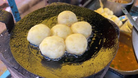 Close-up-shot-of-raw-Alu-Tikki-getting-prepared-at-a-roadside-stall-in-India