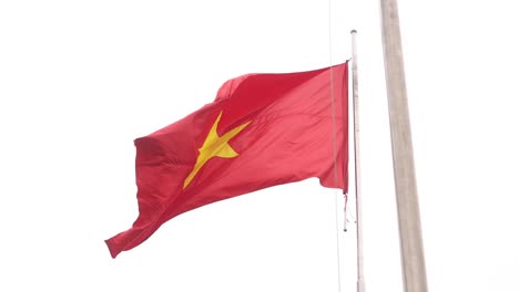 Vietnamesische-Flagge-Weht-Im-Wind-In-Hanoi,-Der-Hauptstadt-Vietnams-In-Südostasien