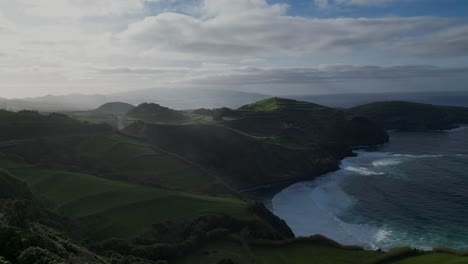 Vista-Aérea-Del-Pintoresco-Paisaje-Costero-De-Las-Azores,-Portugal,-Con-Una-Hermosa-Playa-Yuxtapuesta-A-Exuberantes-Campos-Verdes.