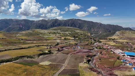 Sucre,-Hauptstadt-Boliviens,-Bolivianische-Drohnen-Luftaufnahme,-Südamerika,-Freedom-House-Chuquisaca