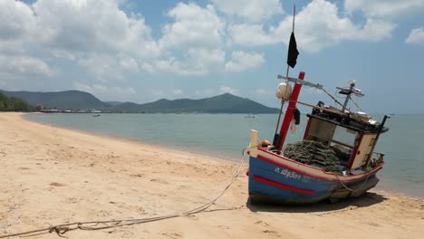 Buntes-Hölzernes-Fischerboot-Am-Strand-Von-Thailand