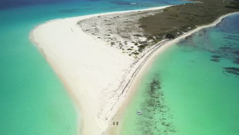 Cayo-De-Agua-Con-Aguas-Cristalinas-Y-Arenas-Blancas-Al-Despegar,-Vista-Aérea