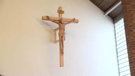 Detaillierte-Skulptur-Von-Jesus-Am-Kreuz,-Exquisit-Gefertigt