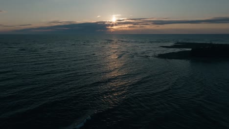 Sonnenaufgang-über-Dem-Ruhigen-Owen-Sound,-Ontario,-Mit-Ruhigem-Wasser-Und-Einem-Heiteren-Horizont,-Luftaufnahme