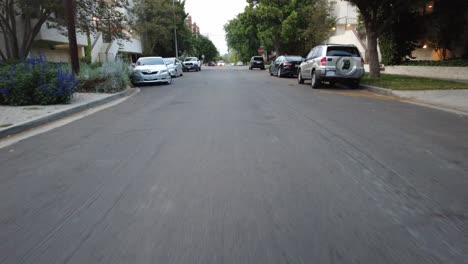 POV-Fahrt-Durch-Schwach-Beleuchtete-Vorstadtstraße---Abend