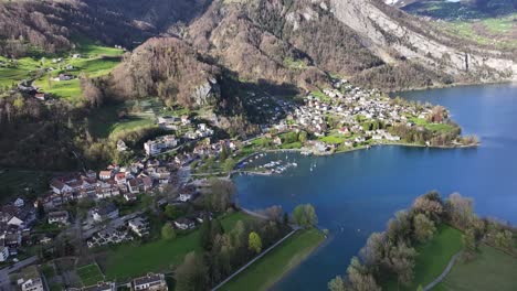 Eine-Luftaufnahme-Des-Wohngebietes-In-Der-Nähe-Des-Walensees-In-Wessen,-Schweiz,-Bietet-Einen-Einblick-In-Das-Leben-Am-Seeufer-Und-Die-Nahtlose-Verschmelzung-Von-Gemeinschaft-Und-Natürlicher-Umgebung