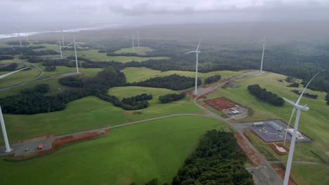Antena-De-Turbinas-De-Parques-Eólicos-De-Energía-Renovable-Y-Bosque-Verde-En-Días-Nublados,-Tasmania,-Australia