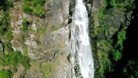 Siguiendo-El-Agua-Mientras-Cae-En-Cascada-A-Lo-Largo-De-Un-Acantilado-En-Una-Cascada-En-Noruega---Aéreo