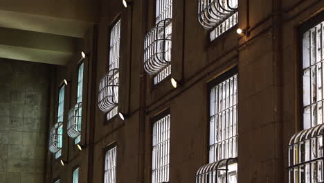 Alcatraz-Gefängnis-Detail,-Metallstangen-An-Großen-Fenstern-Im-Zellengebäude-An-Einem-Sonnigen-Tag