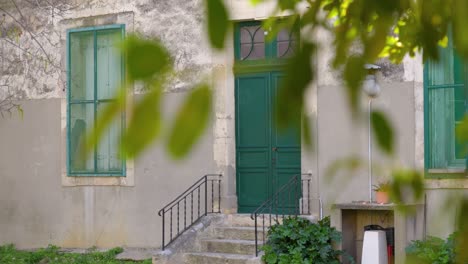 Slow-establishing-shot-of-a-weathered-villa-entrance-in-Pignan,-France