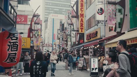 Calles-Del-Centro-Con-Gente-Abarrotada-En-Tokio,-Japón.