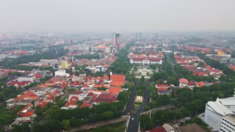 Frische-Städtische-Wiederaufforstung-In-Surabaya,-Grünflächen-Gedeihen-Inmitten-Der-Hektik-Der-Stadt,-Bekämpfen-Die-Umweltverschmutzung-Und-Pflanzen-Mehr-Bäume-In-Der-Stadt,-Um-Sie-Grüner,-Sauberer-Und-Gesünder-Zu-Machen