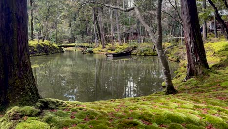 Koke-dera-Moss-Temple-Idyllic-Pond-In-Kyoto,-Japan