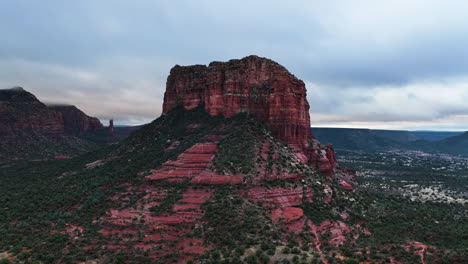 Una-Vista-De-Las-Rocas-Rojas-Del-Palacio-De-Justicia-Cerca-De-La-Ciudad-De-Sedona,-Arizona,-Estados-Unidos