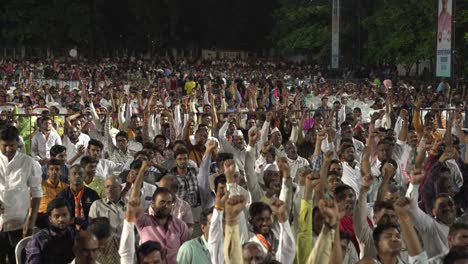 Gran-Multitud-De-Indios-Gritando-Eslogan-En-La-Campaña-Electoral-De-Lok-Sabha-Por-Uddhav-Thackeray-Y-Sharad-Pawar-En-El-Terreno-Universitario-En-Warje