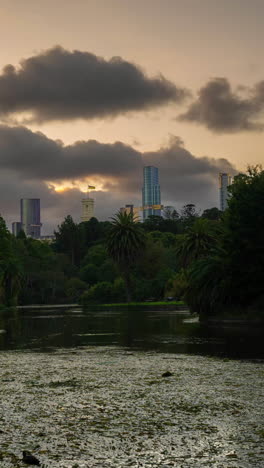 Vertikaler-4K-Zeitraffer,-Blick-Auf-Die-Skyline-Der-Innenstadt-Von-Melbourne,-Australien,-Vom-Botanischen-Garten