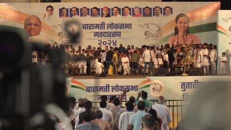Uddhav-Thackeray,-Miembro-Del-Consejo-Legislativo-De-Maharashtra,-Se-Dirige-A-La-Campaña-Electoral-De-Lok-Sabha-De-2024-Junto-Con-Otros-Miembros-Y-Simpatizantes-Políticos.