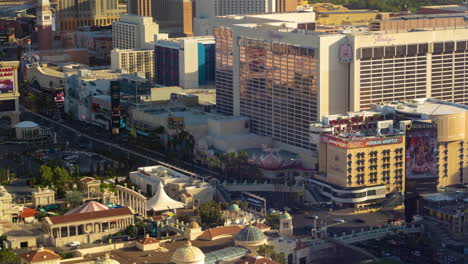 Timelapse,-Mañana-Soleada-En-El-Strip-De-Las-Vegas,-Tráfico-Y-Edificios,-Nevada-Usa