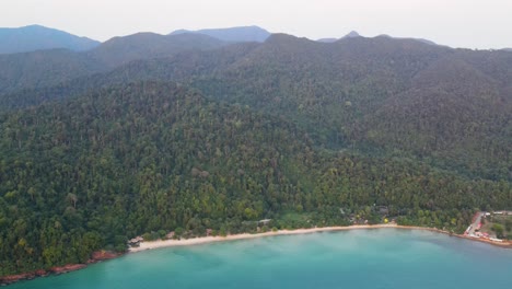 Luftaufnahme-Eines-Einsamen-Strandes-Auf-Koh-Chang-Mit-Bewaldeter-Hügellandschaft-Im-Hintergrund