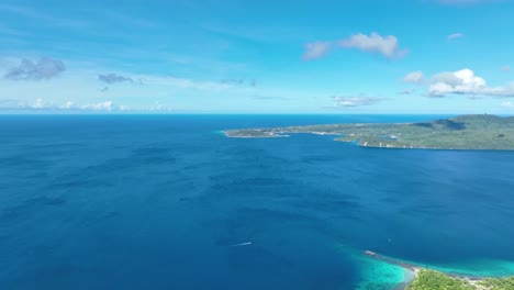 Blauer-Horizont,-Grüne-Halbinsel,-Wunderschöner-Klarer-Himmel,-Flauschige-Weiße-Wolken