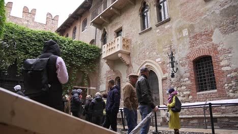 Touristen-Besuchen-Den-Balkon-Von-Romeo-Und-Julia-In-Verona