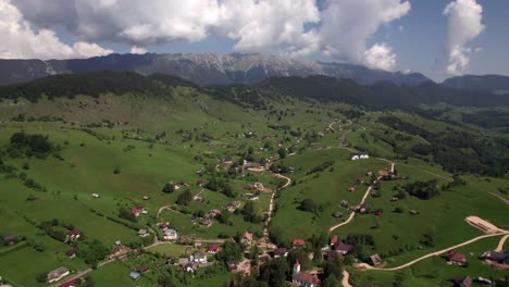 Das-Dorf-Sirnea-Liegt-Eingebettet-In-Die-Grünen-Berge-Von-Piatra-Craiului-An-Einem-Sonnigen-Tag,-Luftaufnahme