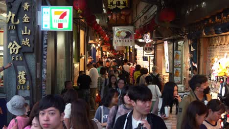 Grandes-Multitudes-De-Personas-Exploran-El-Pintoresco-Pueblo-De-Montaña-De-La-Antigua-Calle-De-Jiufen,-Atracción-Turística-Popular-En-Taiwán