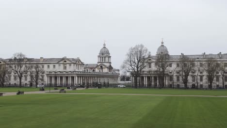 Statische-Aufnahme-Des-Alten-Royal-Naval-College-In-Greenwich-In-London,-England-An-Einem-Bewölkten-Tag