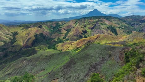 Paisaje-Verde-De-Filipinas-Con-Carreteras-Y-Plantas-Verdes-Durante-El-Día-Soleado-Y-Un-Hermoso-Cielo