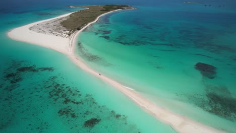 Cayo-de-agua-in-los-roques-with-camera-motion-over-turquoise-waters,-aerial-view
